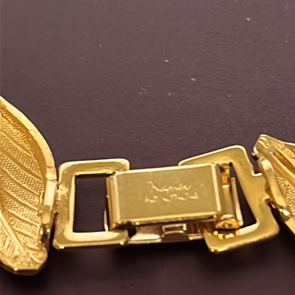 Vintage Napier Gold Tone Leaf Pattern Necklace. Pre Owned - Picture 3 of 4